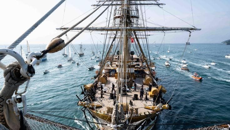 La Spezia, dopo due anni il Vespucci è tornato a casa: festa, musica e poi in bacino per lavori