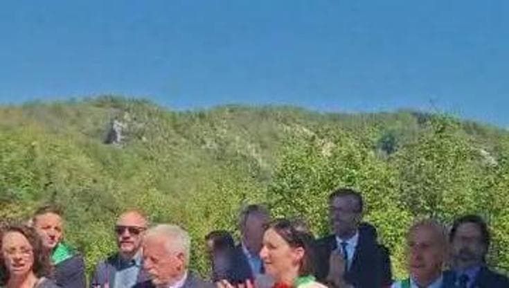 Elly Schlein canta Bella Ciao a Sant'Anna di Stazzema