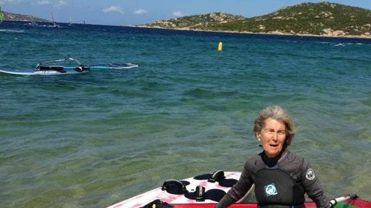 ‘Mariuccia’ Carla Rivano a 98 anni è la windsurfista più anziana d’Italia