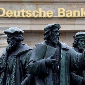 Deutsche Bank in crisi si rifa sui manager: ridateci i bonus 
