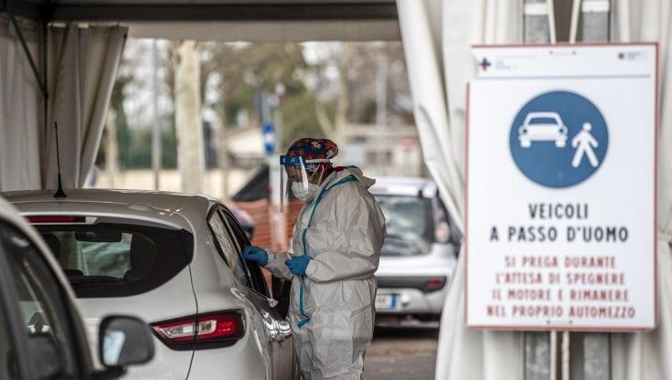 Covid, in Puglia calano i nuovi positivi: sono 4.944. Ma ci sono altri 18 morti e i ricoveri aumentano