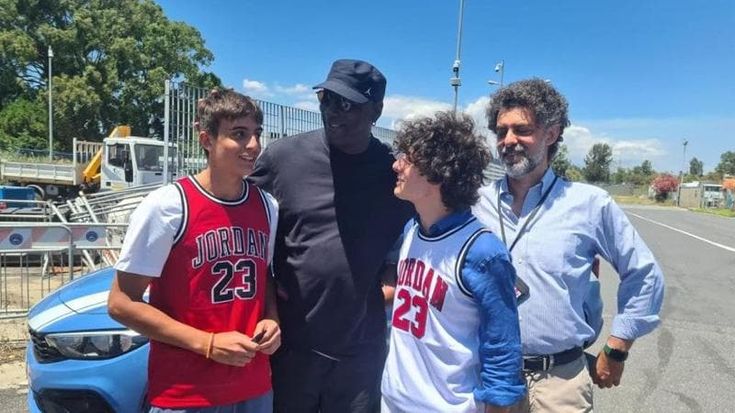 Michael Jordan arriva in Sicilia: foto con i fan ma niente autografi