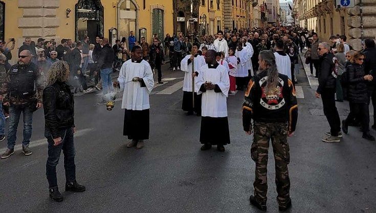 La processione in via del Corso "scortata" dai biker 