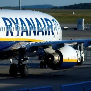 Ryanair, lavoratori di altre società per pagare meno contributi: multa da 9 milioni