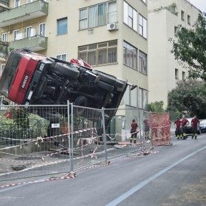 Incidente sul lavoro a Roma, si ribalta gru: feriti due operai