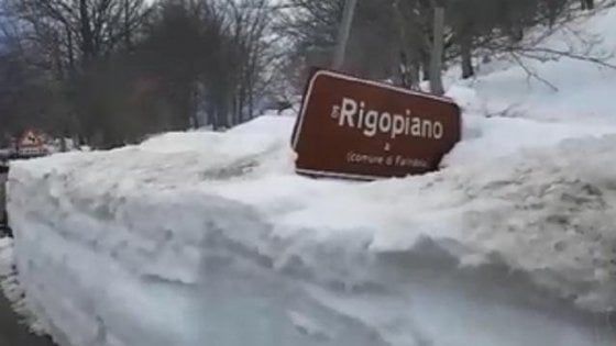Centro-Italia isolato dalla neve, governo: 'Risposta all'altezza'. Identificate tutte le vittime del Rigopiano