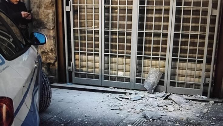 Paura in via Toledo, cadono calcinacci: due turiste ferite