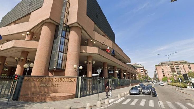 Rifiuta il braccialetto e torna libero dopo le botte alla fidanzata: “Devi fare figli, non lavorare”