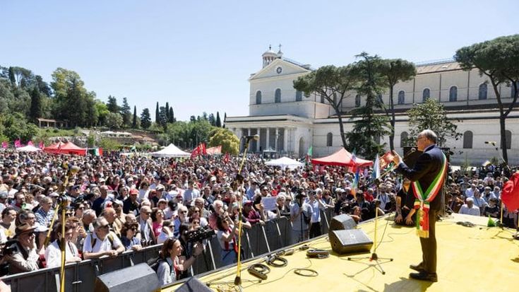 Petardi, svastiche, braccia tese: l’anno violento dell’ultra destra fino agli spari sul 25 aprile