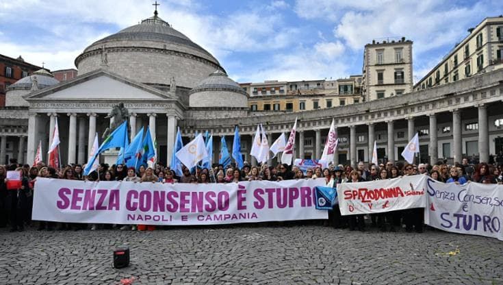 “Senza consenso è stupro”, al Plebiscito centinaia di donne in presidio contro il ddl del governo