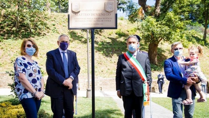 Velletri, il capo della polizia Giannini inaugura un giardino intitolato all'agente ucciso a Trieste 