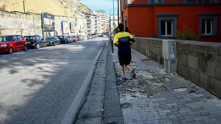 Posillipo, incubo strade e marciapiedi: “Qui è un disastro, pericoli per tutti”