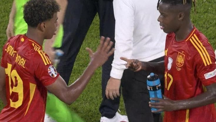 Euro 2024, Lamine Yamal e Nico Williams giocano a "sasso, carta, forbici" per decidere chi berrà per primo dalla borraccia