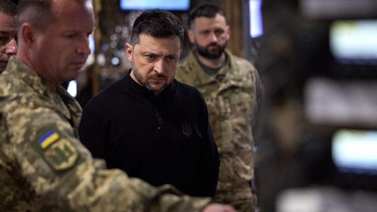 Missili e droni sui civili di Kiev, in fiamme case e un’ambasciata. Zelensky: “Russia terrorista”