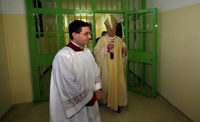 Carceri, l'appello del cardinale Scola.E Pisapia: "S&igrave; ad aministia e indulto"