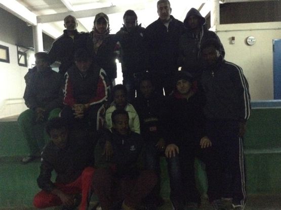 Lampedusa, Chaouki e i 17 immigrati bloccati: "Ecco la nostra cartolina di Natale"