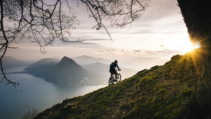 Due pedali con vista sulle meraviglie, le ciclovacanze conquistano l’estate
