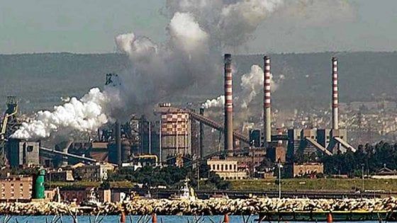 Puglia, cemento prodotto con i rifiuti pericolosi di Ilva ed Enel: sigilli alle aziende, 31 indagati