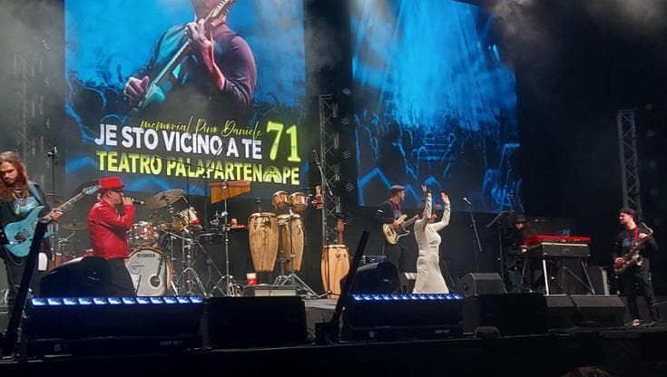 Napoli, emozioni al memorial Pino Daniele "Je sto vicino a te"