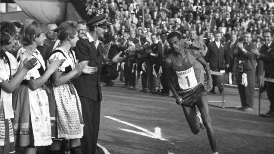Gaffe del sito del Comune di Roma: "Anche Abebe Bikila all'Appia Run". Ma è morto nel '73  
