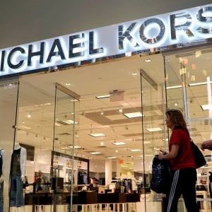 Kors cresce meno delle attese, ma punta su Versace