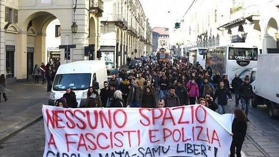 Torino, gli antagonisti occupano il Rettorato: lancio di uova, una finestra in frantumi