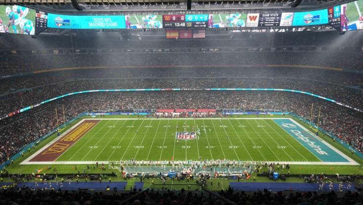 La Nfl nel tempio del calcio: spettacolo al Santiago Bernabeu con Chivu e Bobo Vieri in tribuna