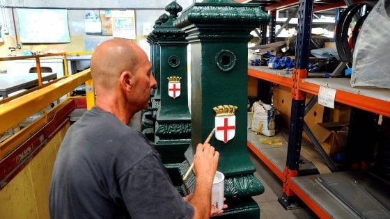 Nell'officina dei draghi verdi di Milano che cura le fontanelle dai danni dei vandali. "Quelle a secco? In mano ai privati”