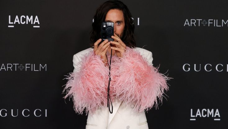 Dalle piume di Jared Leto, ai veli di Elle Fanning: al Lacma la moda fluida fa spettacolo
