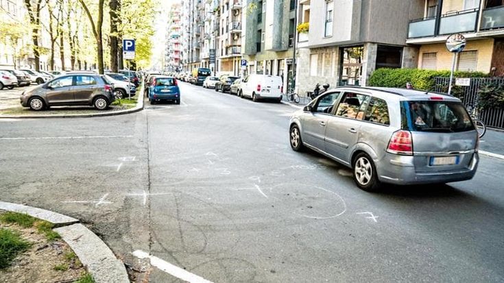 Ciclista cade tra le auto in sosta vietata e viene investita: morta Carmina Spagnolo, 79 anni