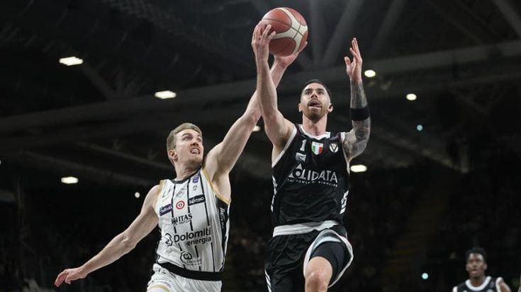 La Virtus comanda, Trento si smarrisce. Ci pensano Vildoza, Hackett e Yago