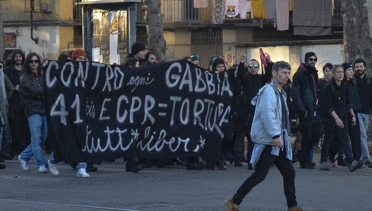 Caso Cospito, lettera di minacce con proiettile degli anarchici della Fai: "Colpiremo un manager e lo faremo davanti alla sua famiglia" 