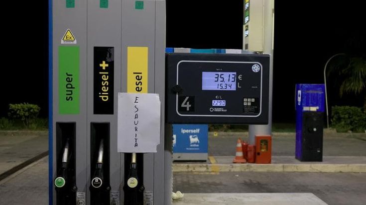 Diesel, salta lo sconto sulle accise da 6,1 centesimi. E sale anche il tetto ai prezzi di Eni