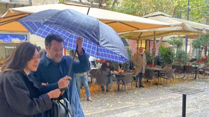 Arancine e mosaici attendendo la sentenza, Salvini saluta Palermo