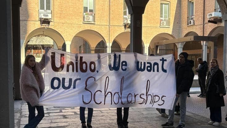 Università di Bologna, 1.100 studenti rimasti senza borsa di studio. Il rettore: “Servono 6 milioni”