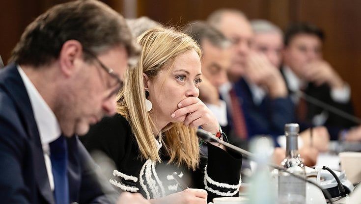Toglie 1,2 miliardi ai lavoratori per darli alle imprese: Meloni redistribuisce il taglio del cuneo fiscale
