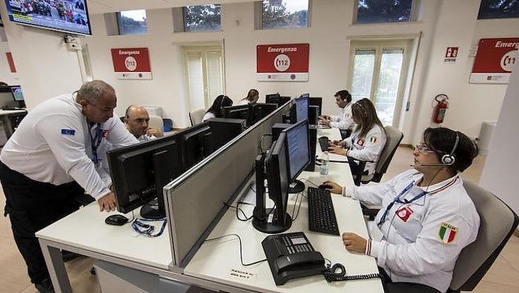 Vermi nell'arrosto ai dipendenti della centrale emergenza 112: si accende la protesta