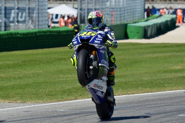 Rossi, impennata liberatoria per tagliare il traguardo