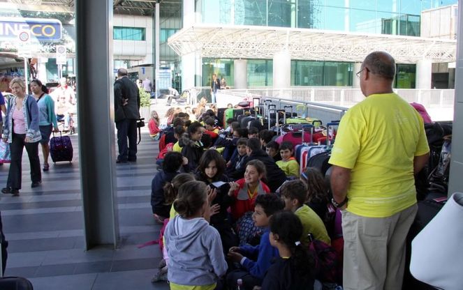 Fiumicino, il giorno dopo il rogo. Terminal 1 affollato, passeggeri nel caos