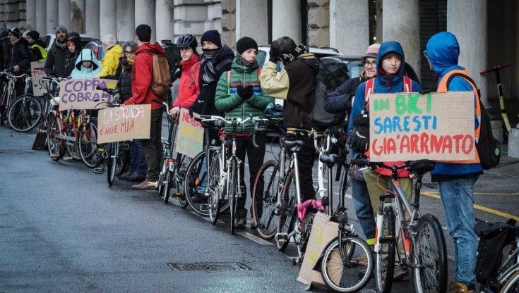 Torino, la ciclabile umana invade corso Vittorio