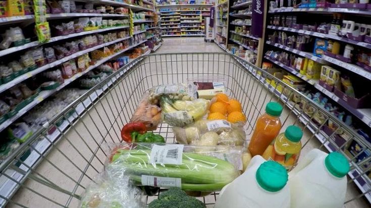 Benzina, biglietti aerei, frutta e verdura: quanto ci sono costate due settimane di guerra