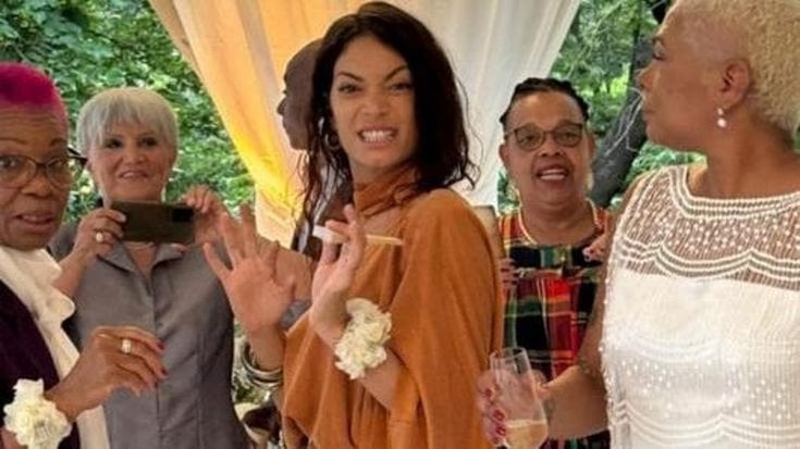 Elodie, la mamma si sposa e lei canta al matrimonio: “Mi imbarazza, ma non posso tirarmi indietro”