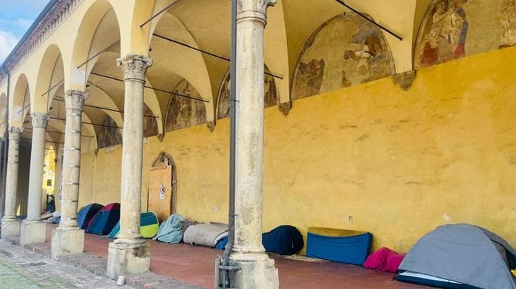 In tenda sotto il portico della chiesa dell’Annunziata. “Un lavoro si trova, la casa è impossibile”