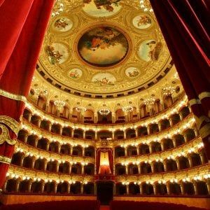 I lavoratori del Teatro Bellini aspettano Mattarella: "Salvaci"