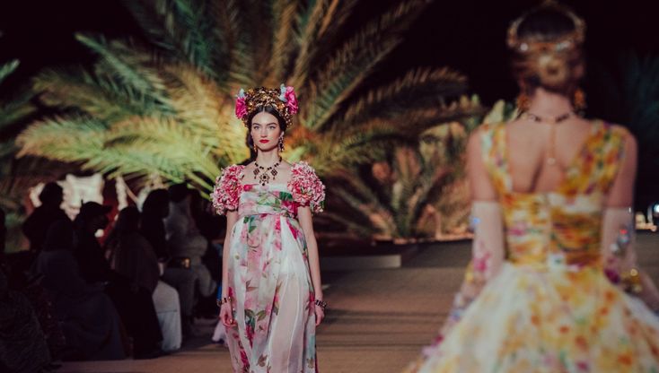Dolce Gabbana sfila ad AlUla, Arabia Saudita, tra cavalli bardati in oro e atmosfere da Mille e una notte