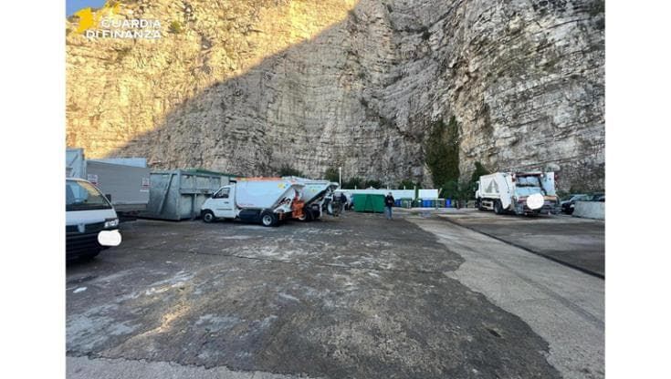 Meta, sequestrata isola ecologica: area adibita a solo deposito mezzi usata per raccolta rifiuti
