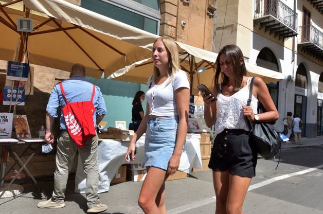 Palermo, la Via dei librai attira persone sul Cassaro