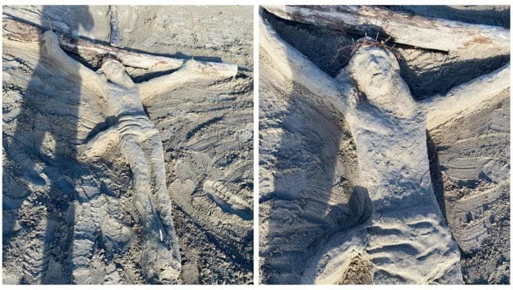 A Gallipoli la mareggiata spinge sulla spiaggia tronchi e l’artista Cosimo Primiceri crea una croce