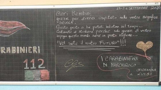 "Bambini siete il nostro futuro": il messaggio dei carabinieri lasciato sulla lavagna dopo le elezioni