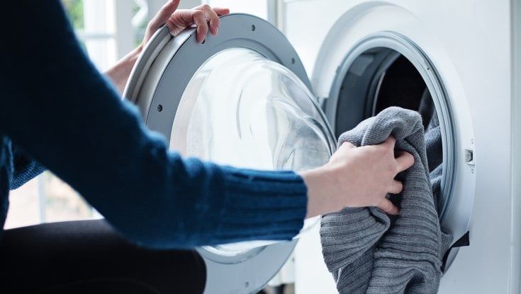 Bucato, le famiglie italiane si impegnano a ridurre i consumi: si lava più spesso di notte e a 30° gradi
